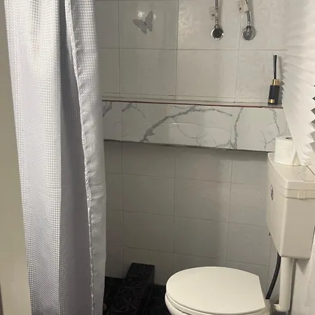 κεντρικό ημιυπόγειο στο βόλο εως 3 ατομα *
